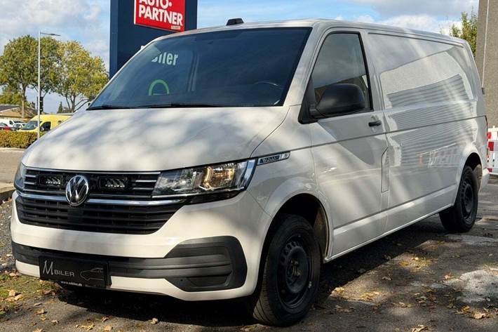 Hvid VW Transporter fra 2021 set udefra