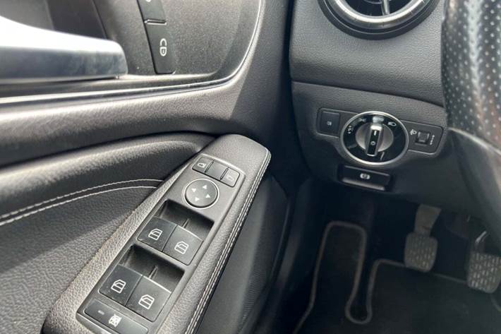 Grå Mercedes CLA200 fra 2015 set indefra