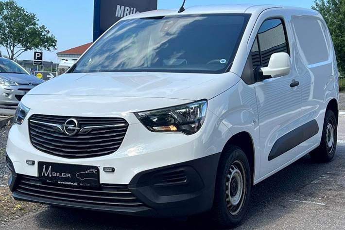 Hvid Opel Combo fra 2020 set udefra