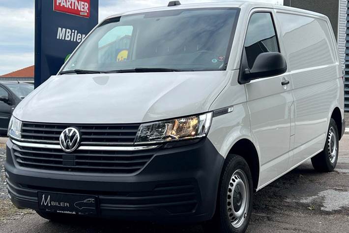 Hvid VW Transporter fra 2021 set udefra