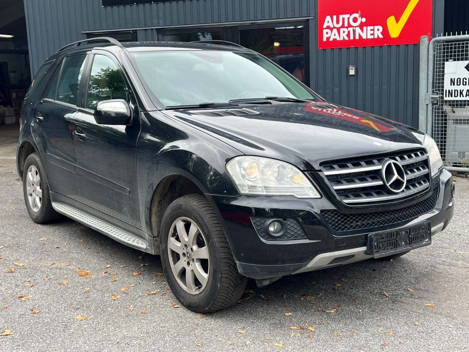 Sort Mercedes ML320 fra 2008 set udefra