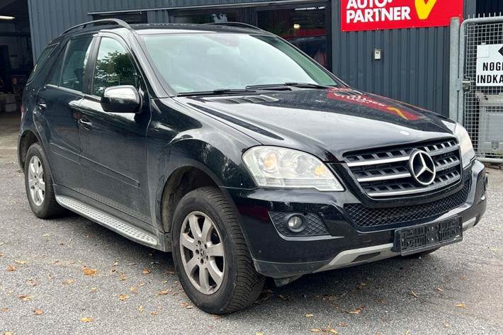 Sort Mercedes ML320 fra 2008 set udefra