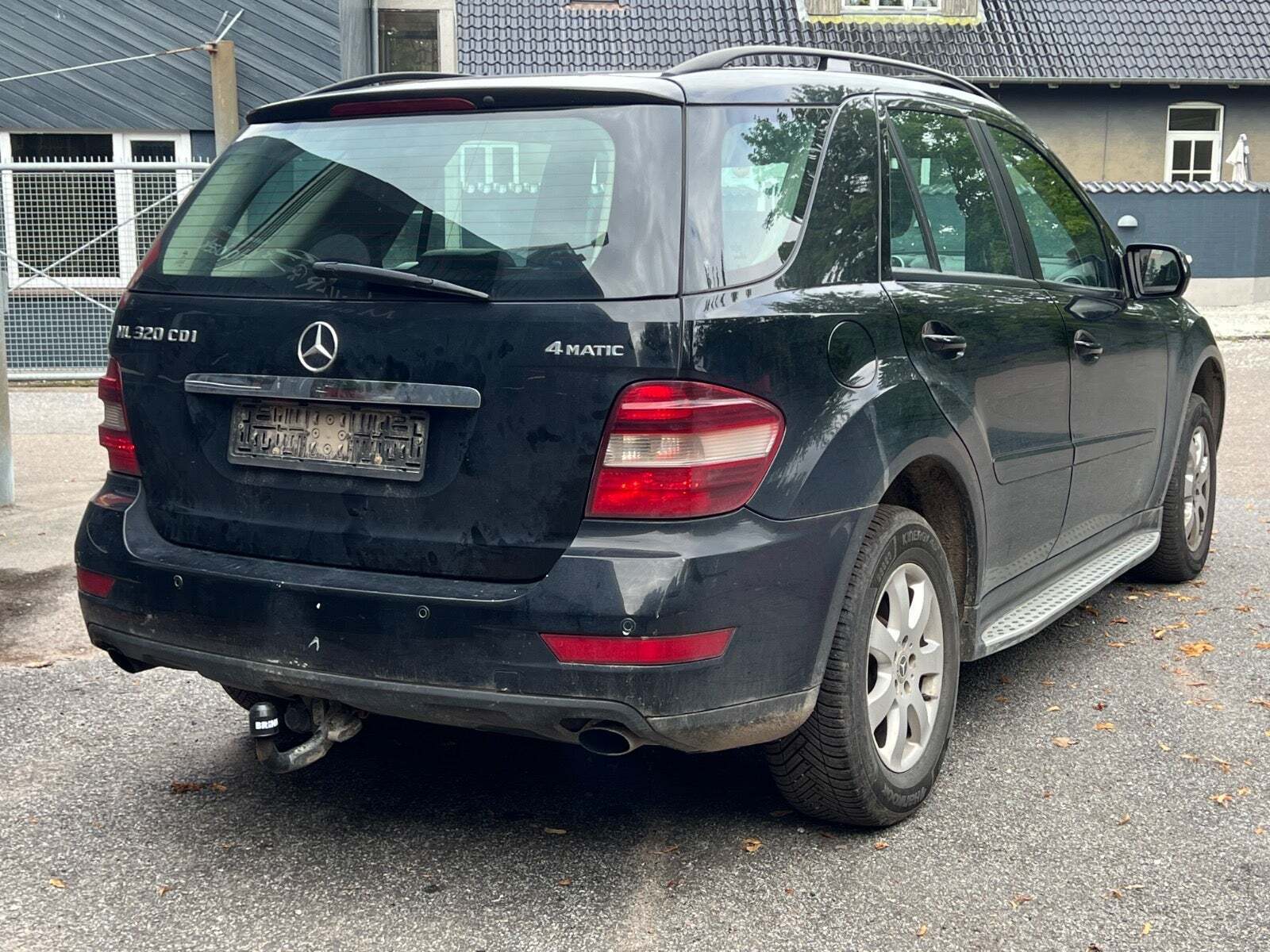 Sort Mercedes ML320 fra 2008 set udefra