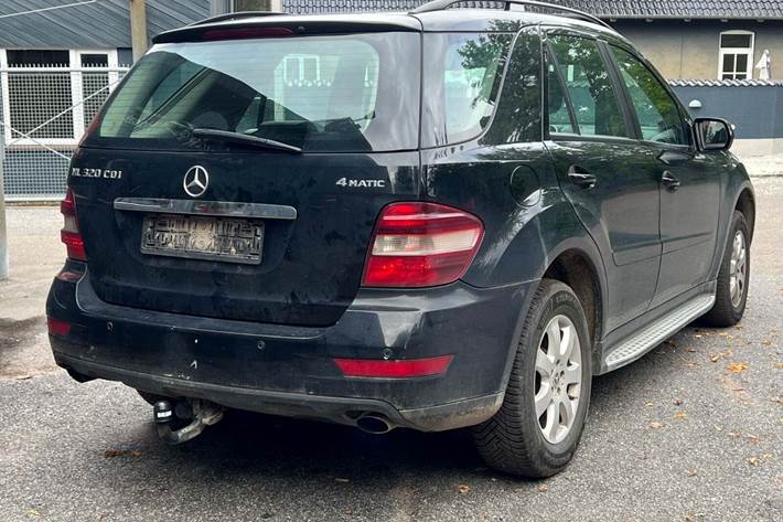 Sort Mercedes ML320 fra 2008 set udefra