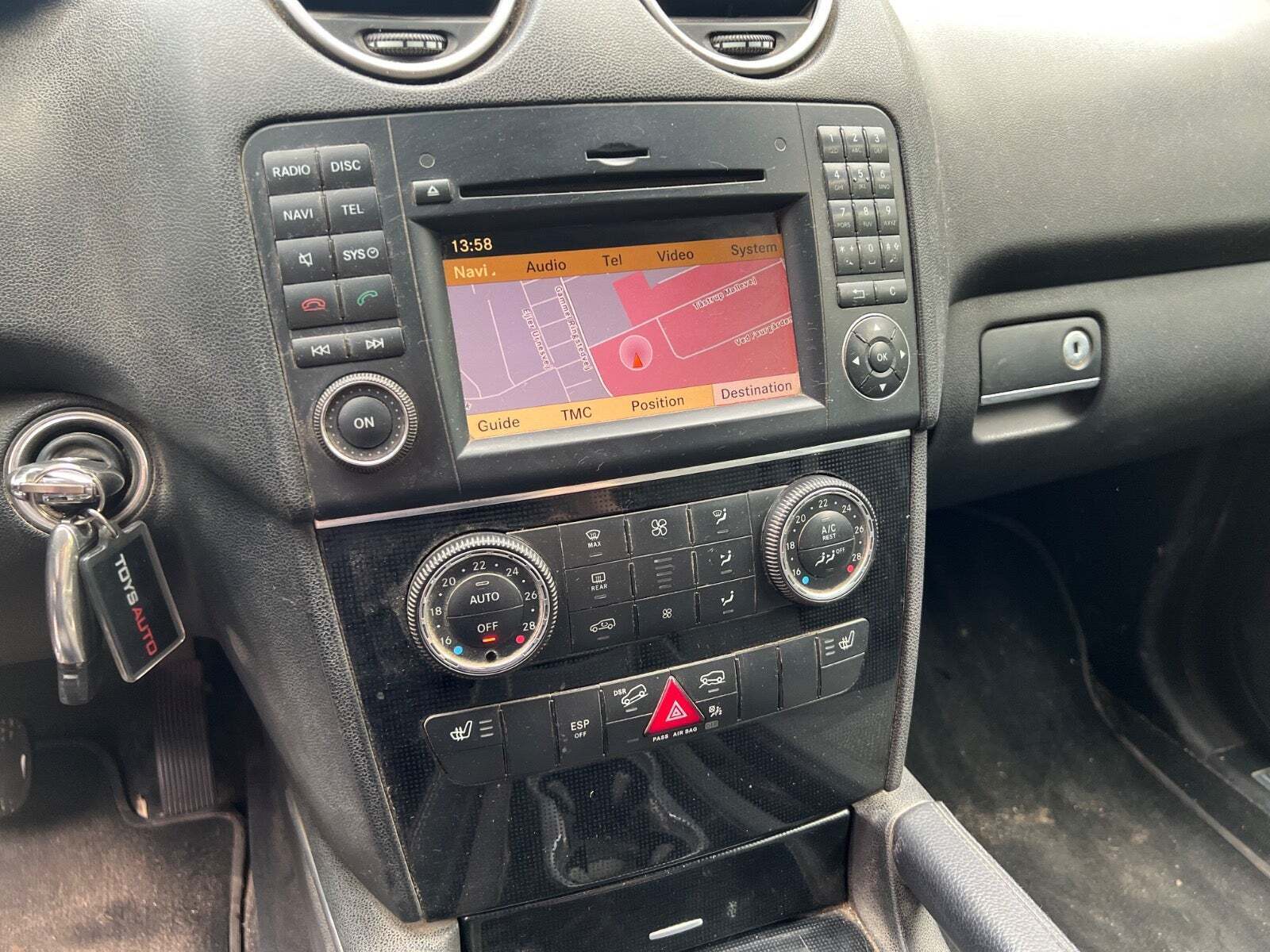 Sort Mercedes ML320 fra 2008 set indefra