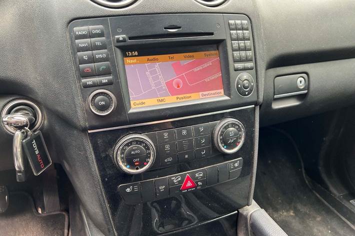 Sort Mercedes ML320 fra 2008 set indefra
