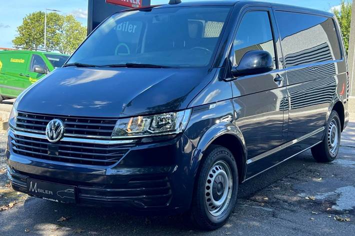 Blå VW Transporter fra 2020 set udefra