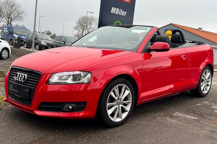 Rød Audi A3 fra 2011 set udefra