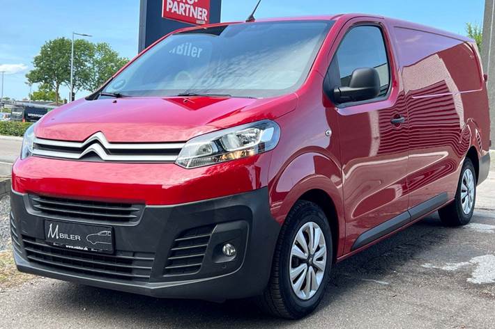 Rød Citroën Jumpy fra 2021 set udefra