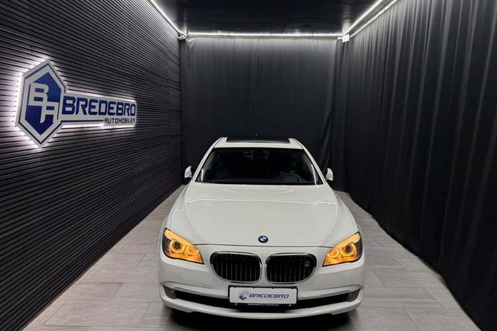 Hvid BMW 750i fra 2009 set udefra