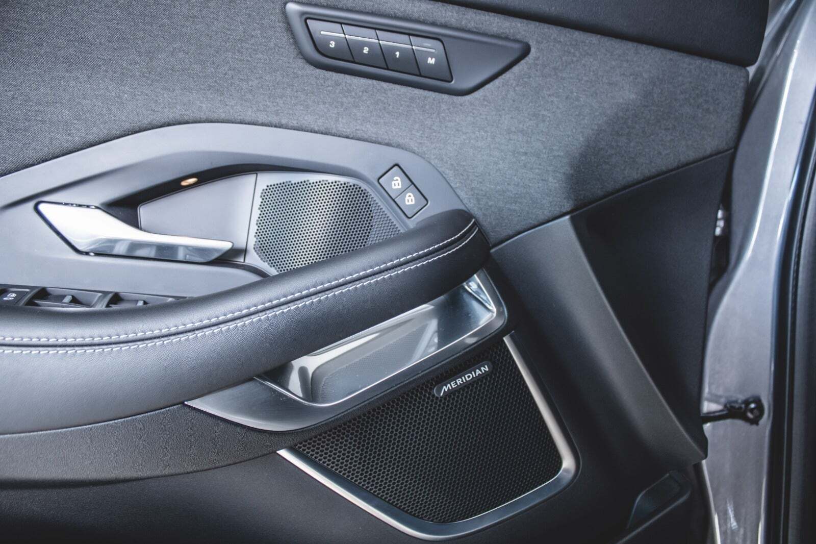 Jaguar E-Pace 1,5 P300e R-Dynamic SE aut.