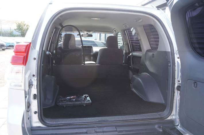 Sølv Toyota Land Cruiser fra 2011