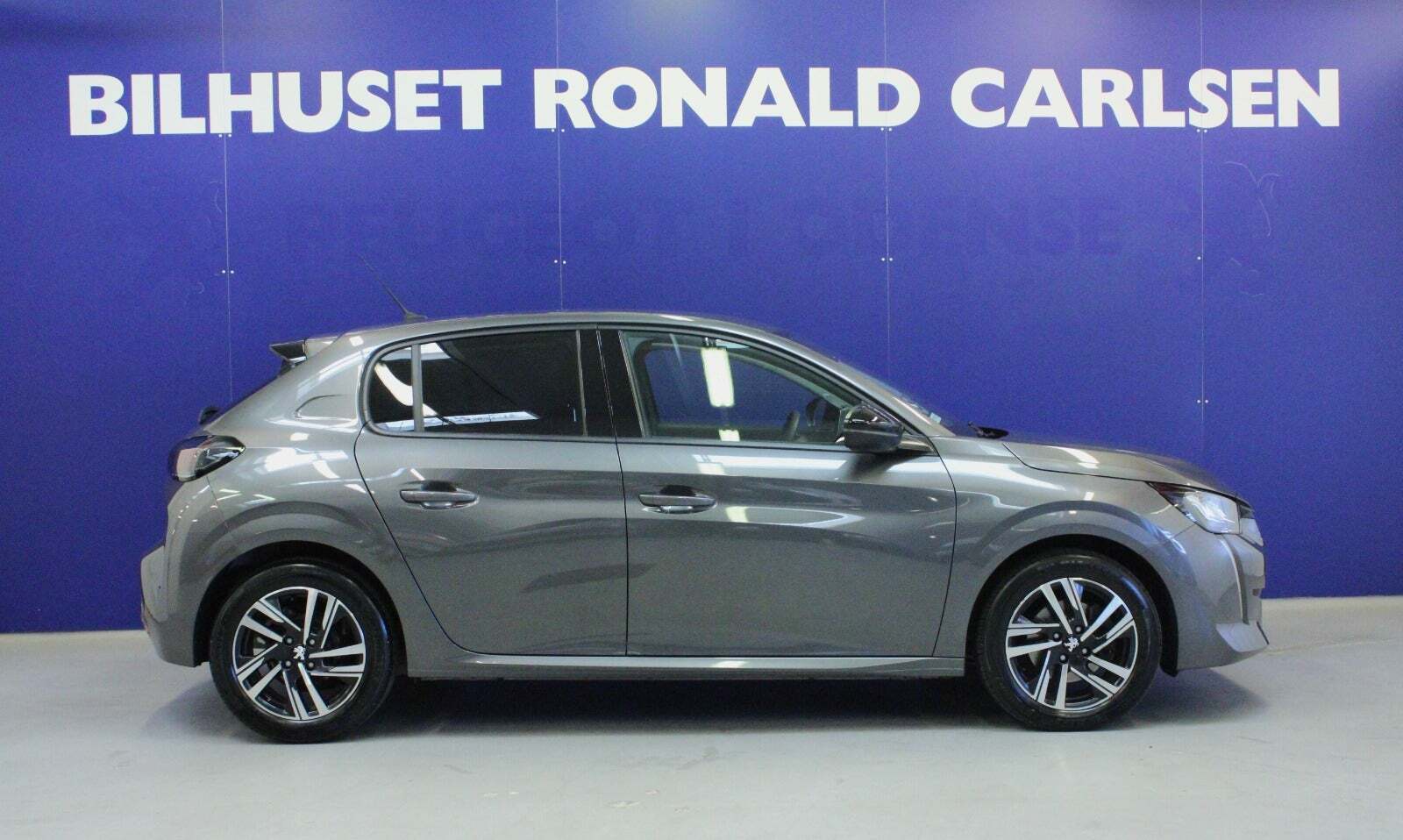 Grå Peugeot 208 fra 2022