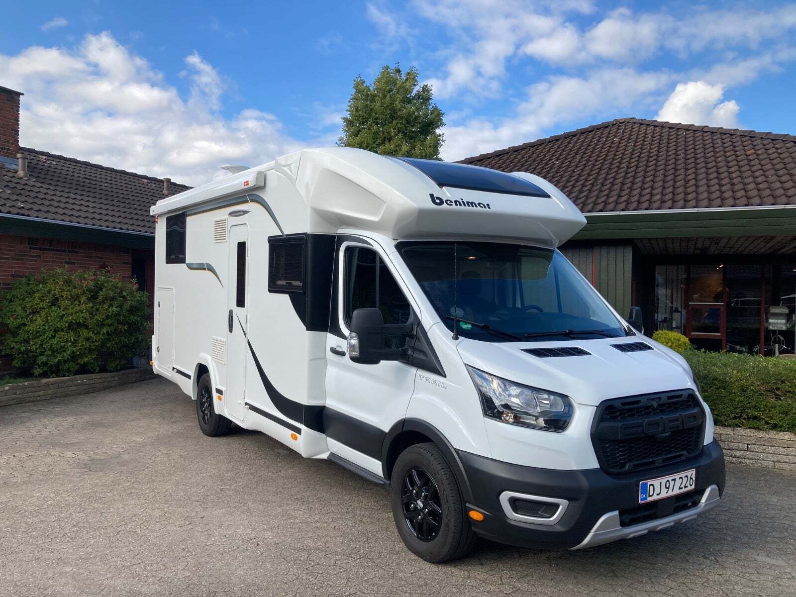 Hvid Ford Benimar fra 2022 set udefra