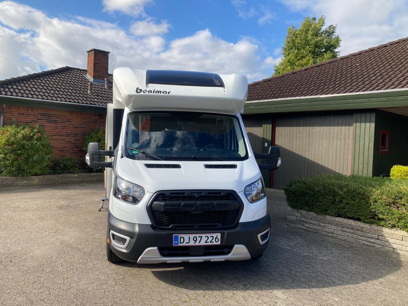 Hvid Ford Benimar fra 2022 set udefra