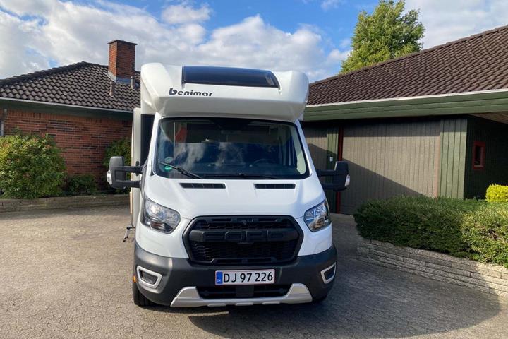 Hvid Ford Benimar fra 2022 set udefra