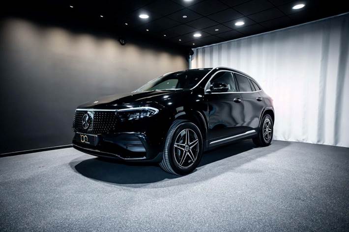 Sort Mercedes EQA250+ fra 2025 set udefra
