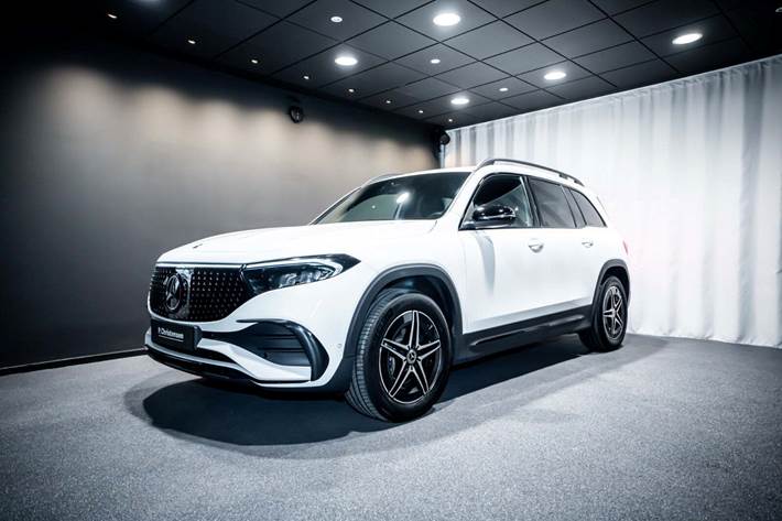 Hvid Mercedes EQB350 fra 2025 set udefra