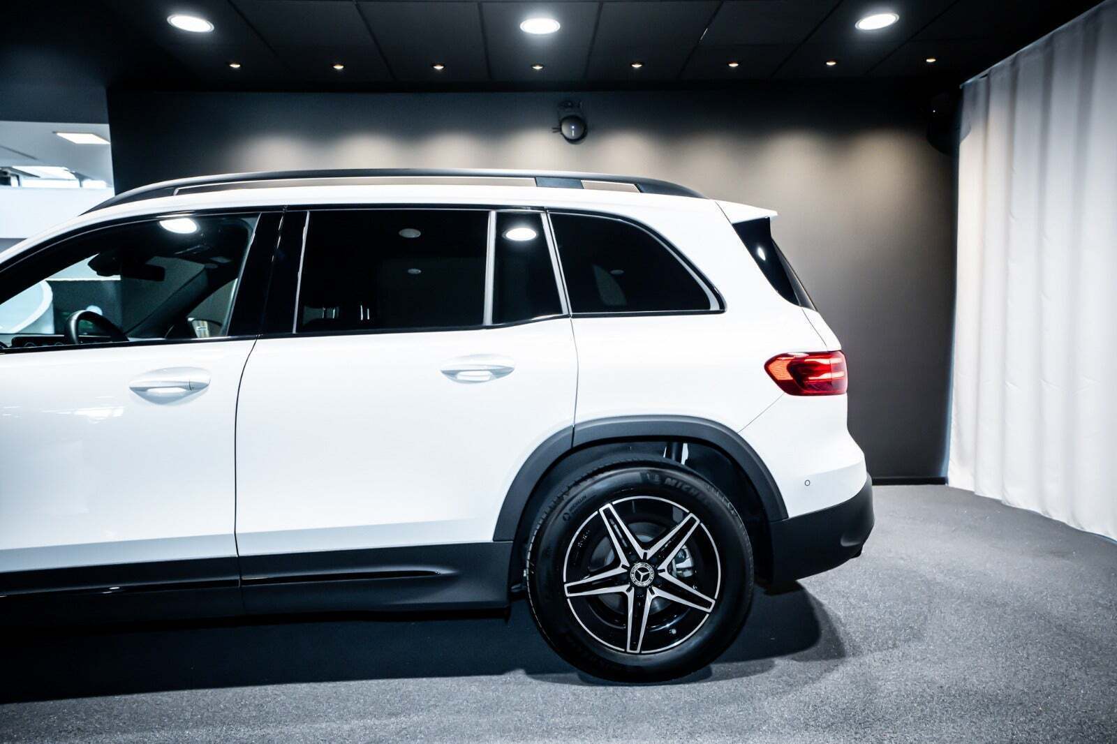 Hvid Mercedes EQB350 fra 2025