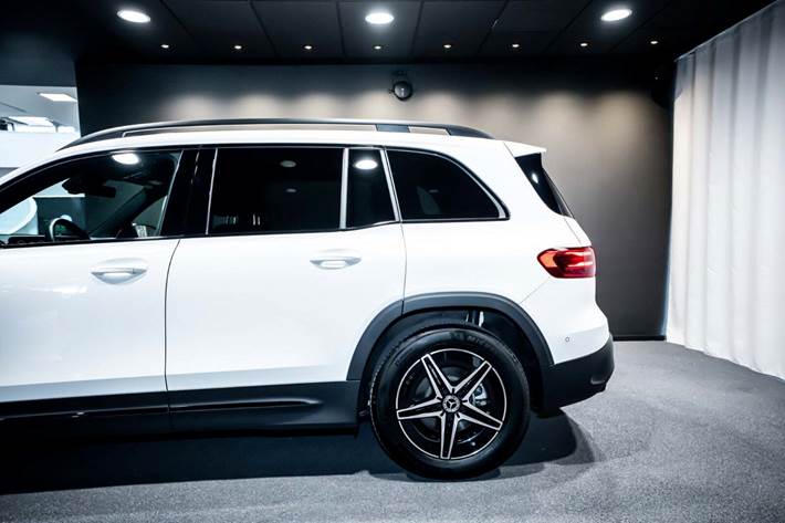 Hvid Mercedes EQB350 fra 2025