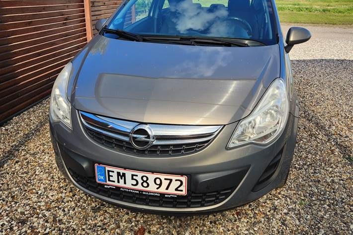 Brun Opel Corsa fra 2012