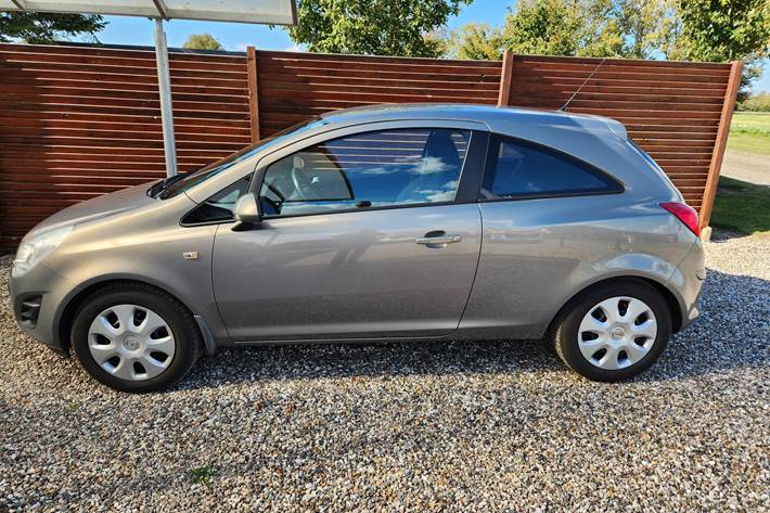 Brun Opel Corsa fra 2012