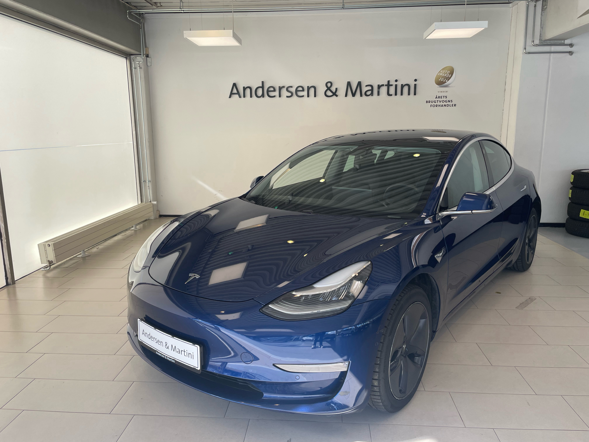 Blå Tesla Model 3 fra 2020