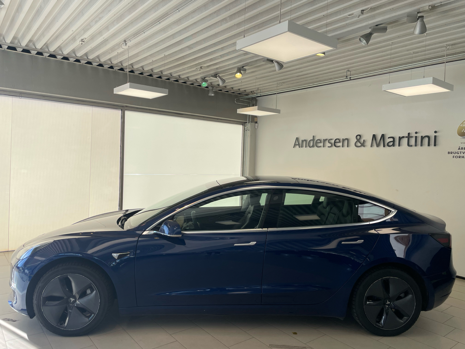 Blå Tesla Model 3 fra 2020