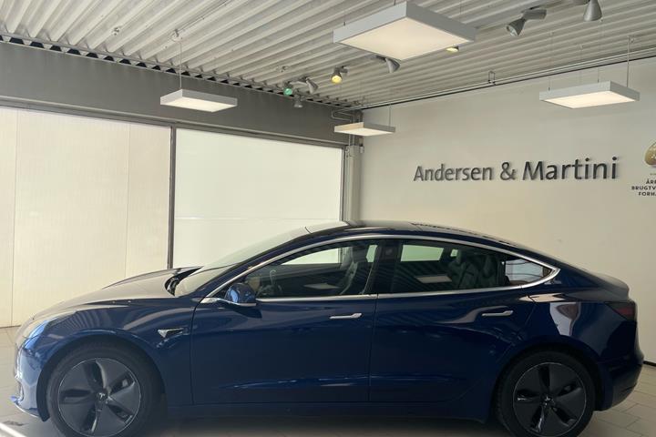 Blå Tesla Model 3 fra 2020