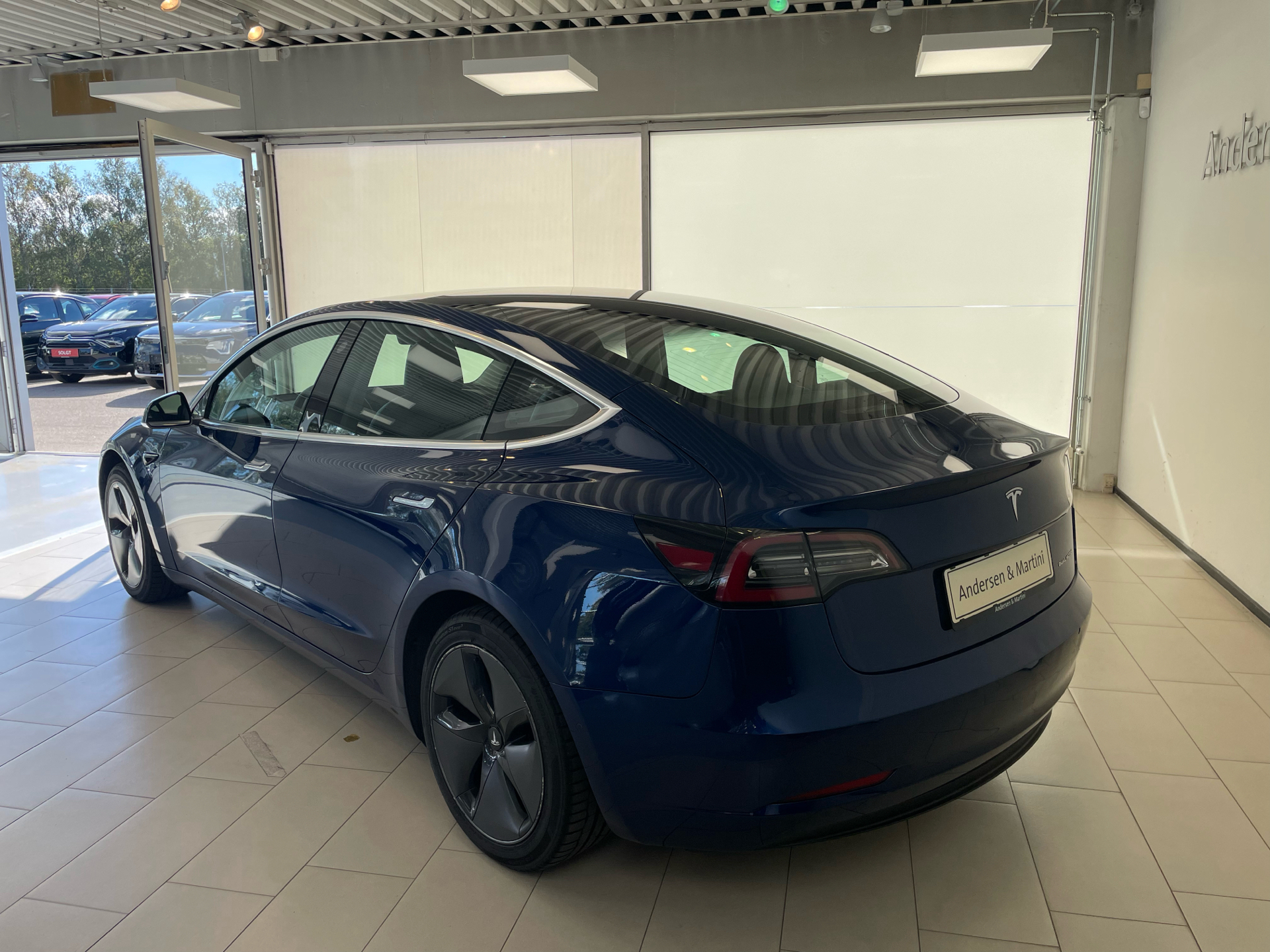 Blå Tesla Model 3 fra 2020