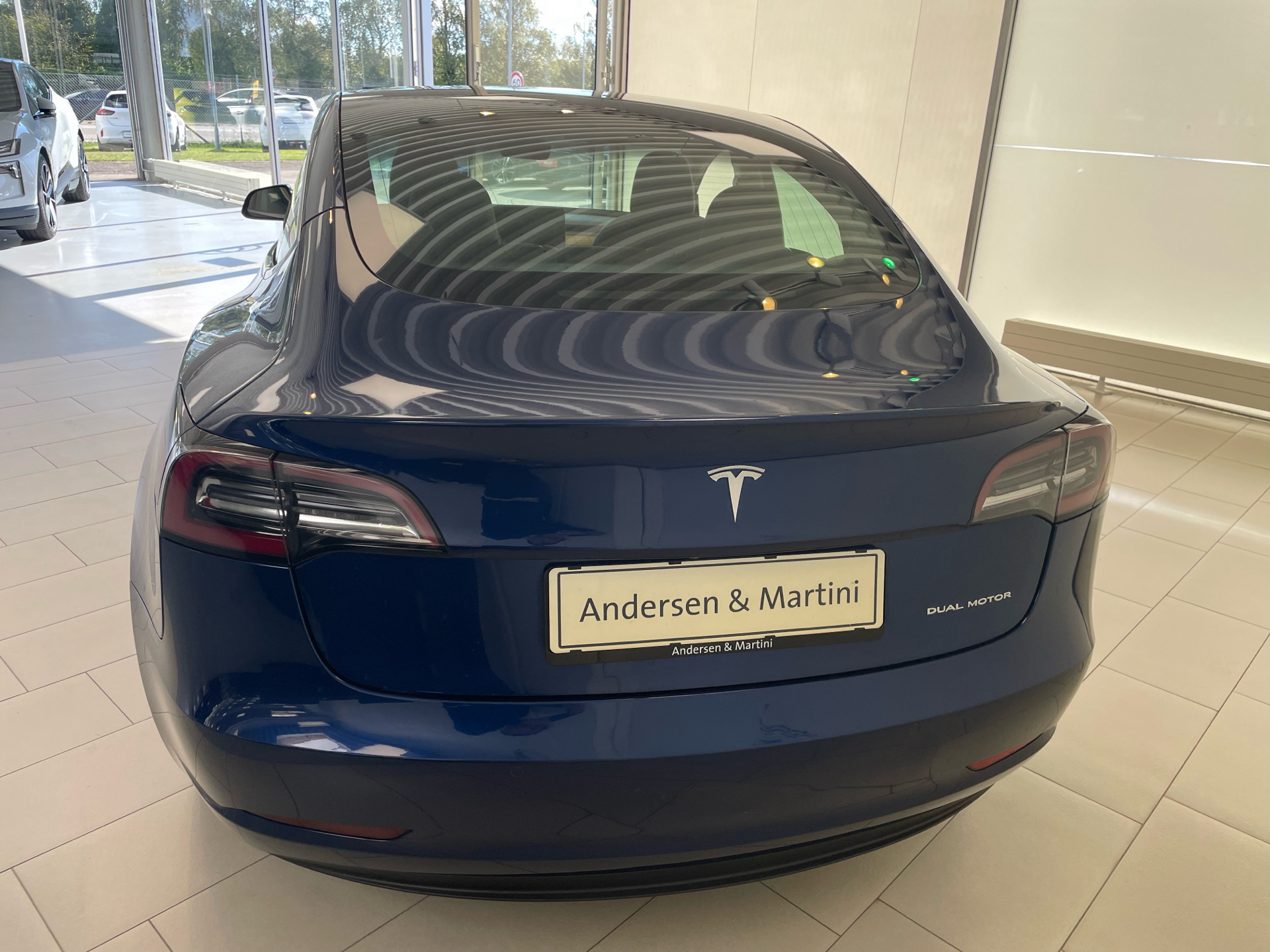 Blå Tesla Model 3 fra 2020