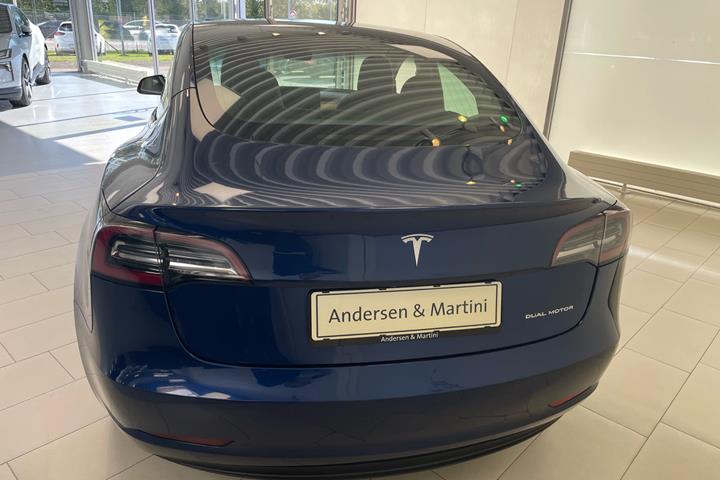 Blå Tesla Model 3 fra 2020