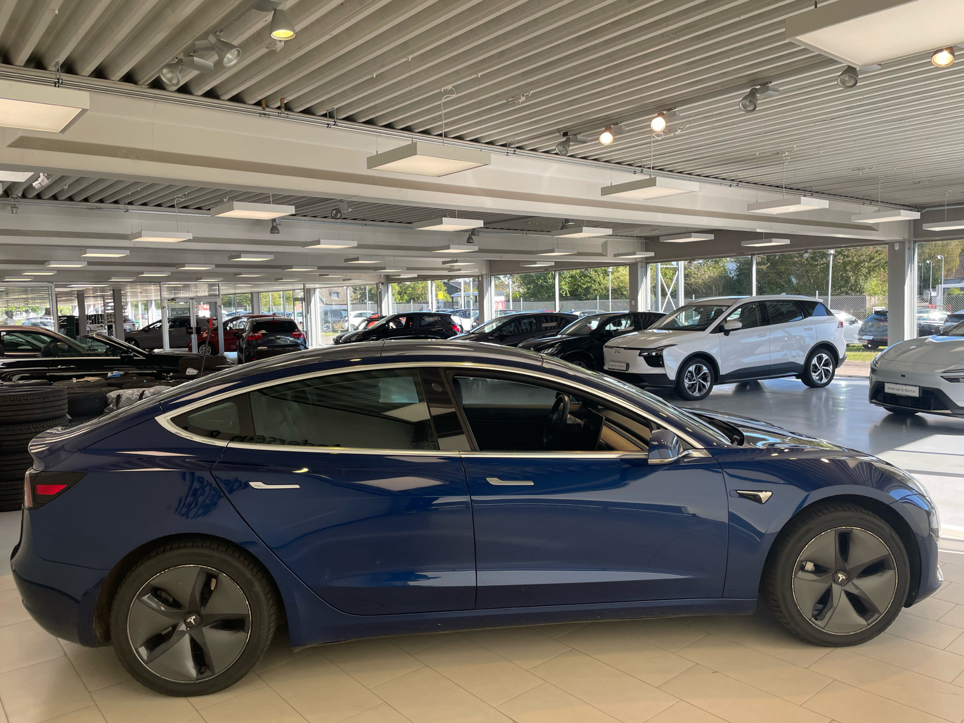 Blå Tesla Model 3 fra 2020