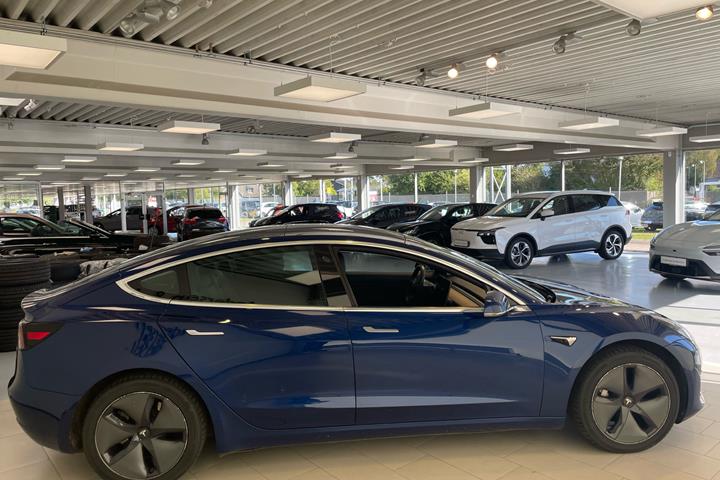 Blå Tesla Model 3 fra 2020