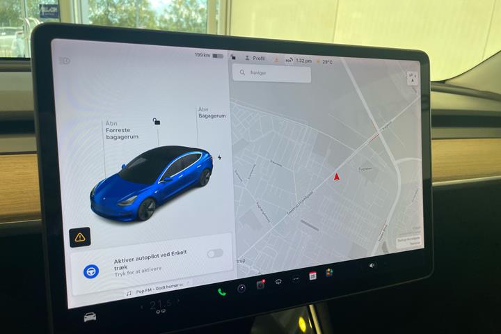 Blå Tesla Model 3 fra 2020