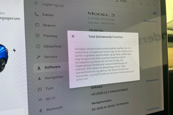 Blå Tesla Model 3 fra 2020