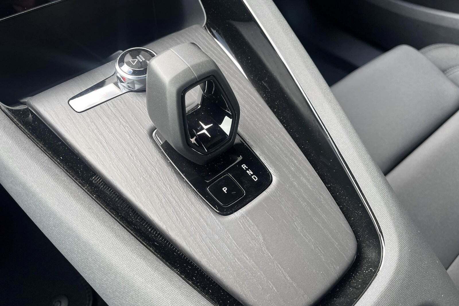 Sort Polestar 2 fra 2025