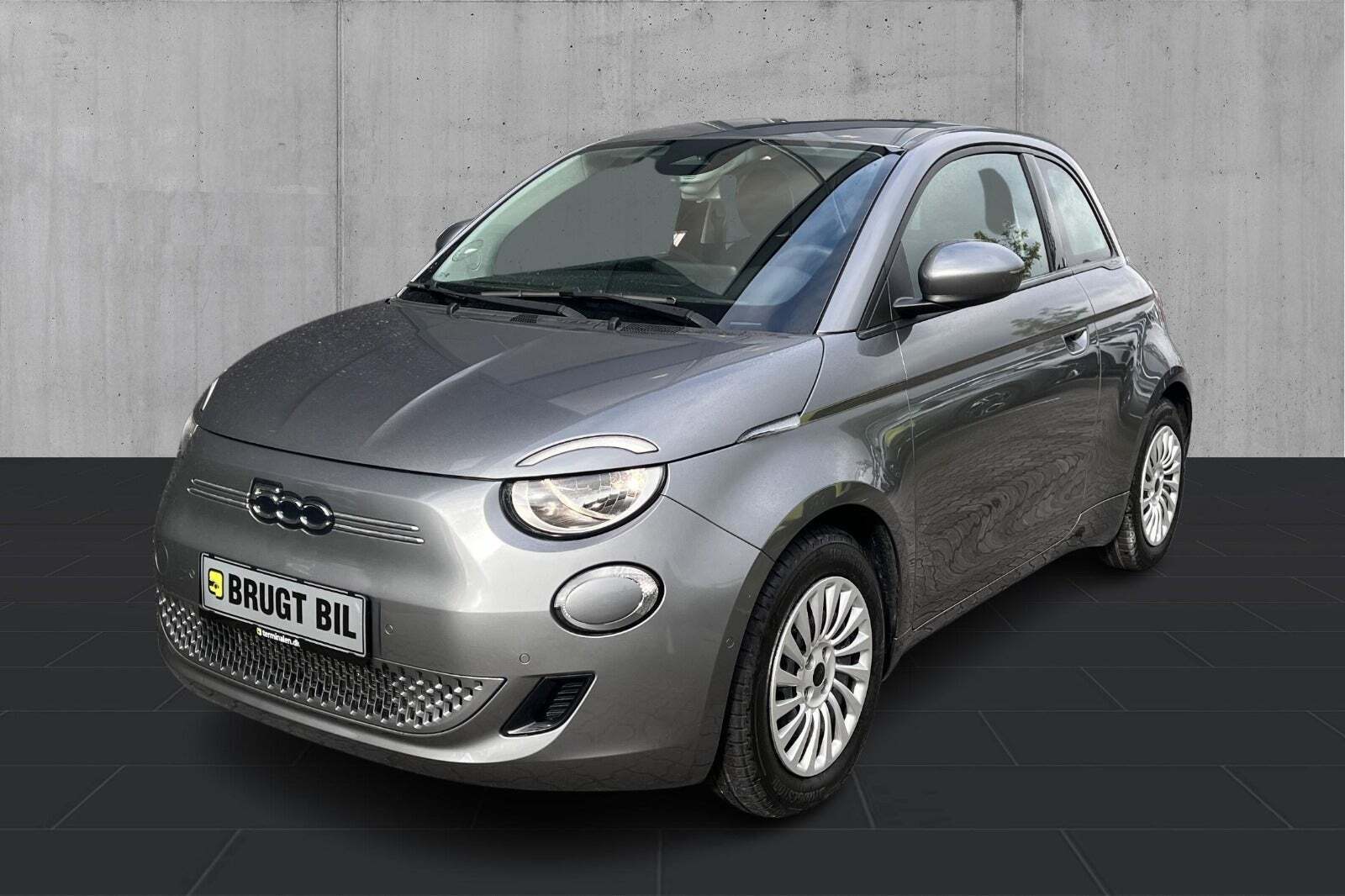 Grå Fiat 500e fra 2023 set udefra