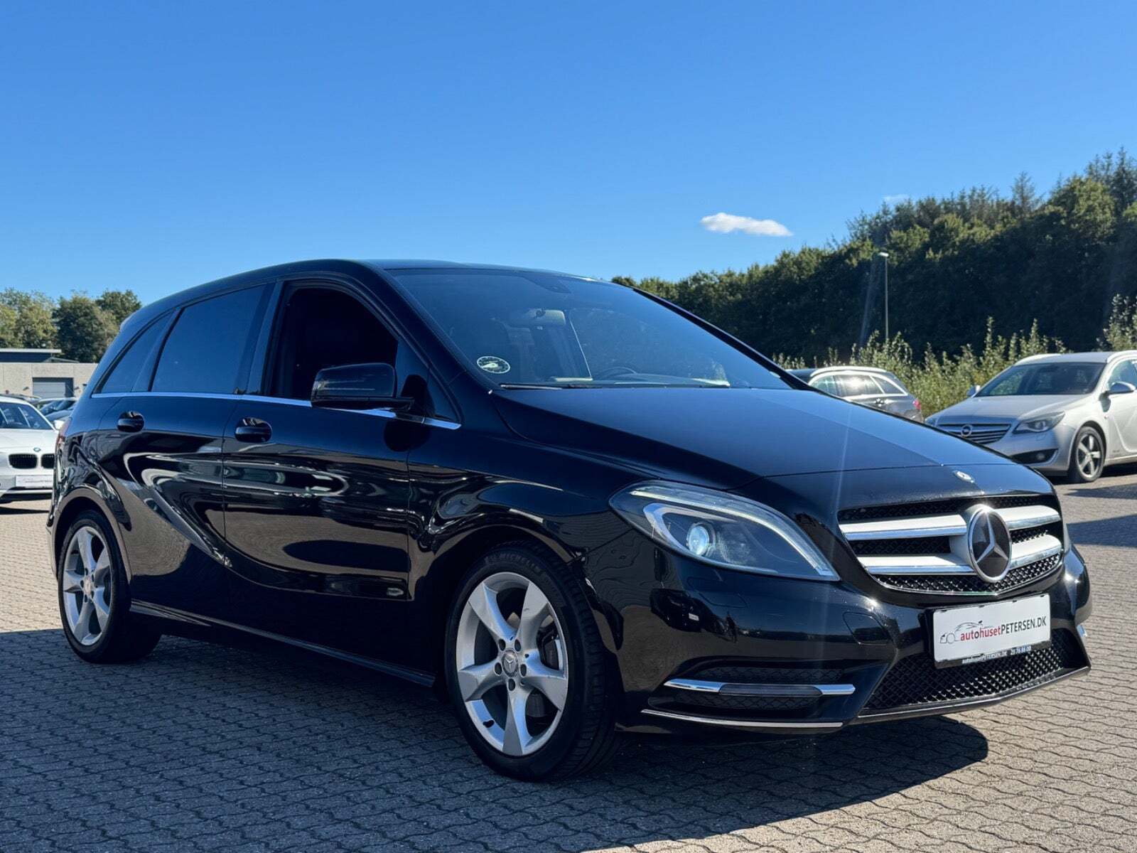 Sort Mercedes B200 fra 2013 set udefra