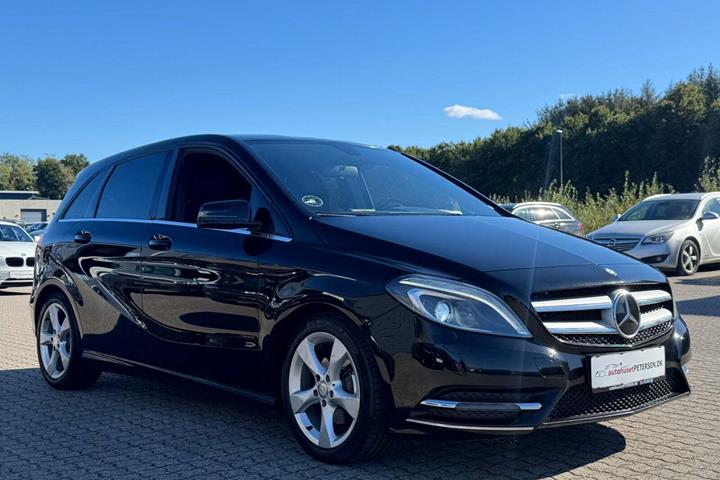 Sort Mercedes B200 fra 2013 set udefra