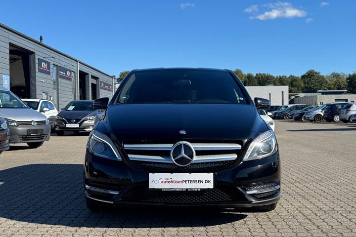 Sort Mercedes B200 fra 2013