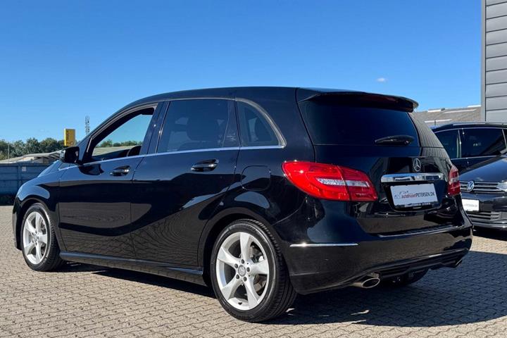 Sort Mercedes B200 fra 2013