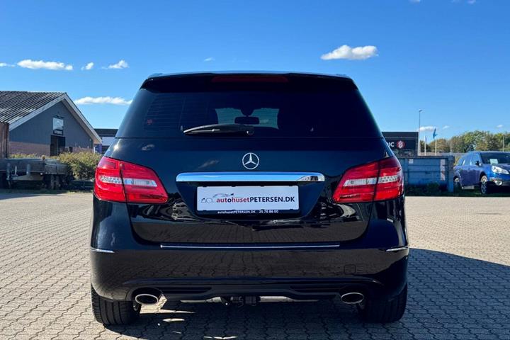 Sort Mercedes B200 fra 2013