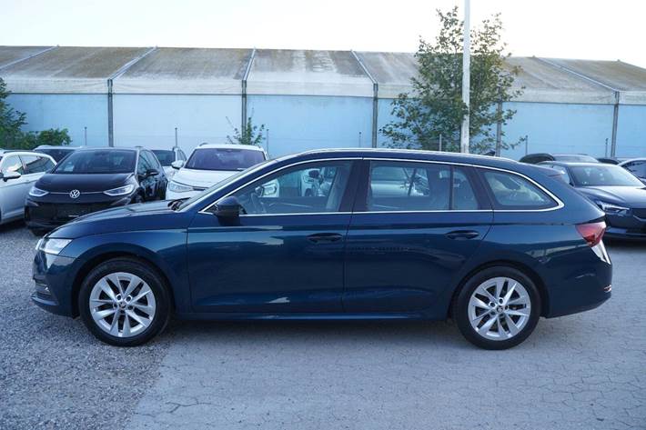 Blå Skoda Octavia fra 2020