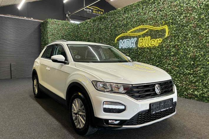Hvid VW T-Roc fra 2022 set udefra