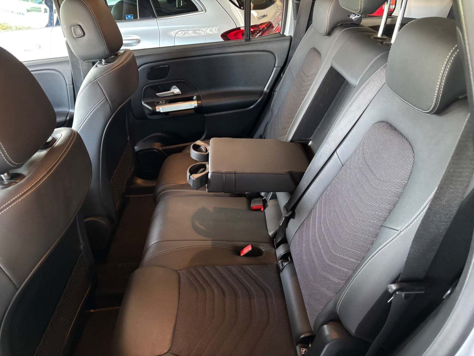 Sølv Mercedes EQB250 fra 2023