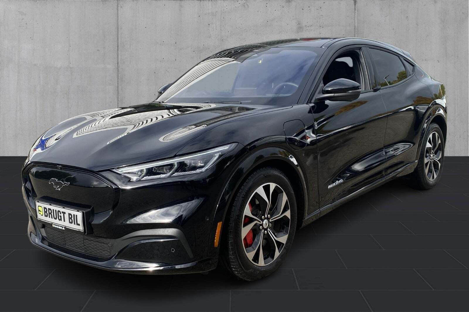 Sort Ford Mustang Mach-E fra 2023 set udefra