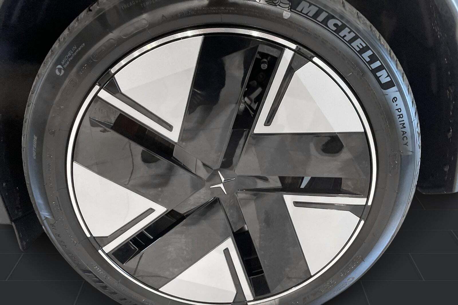 Sort Polestar 2 fra 2025