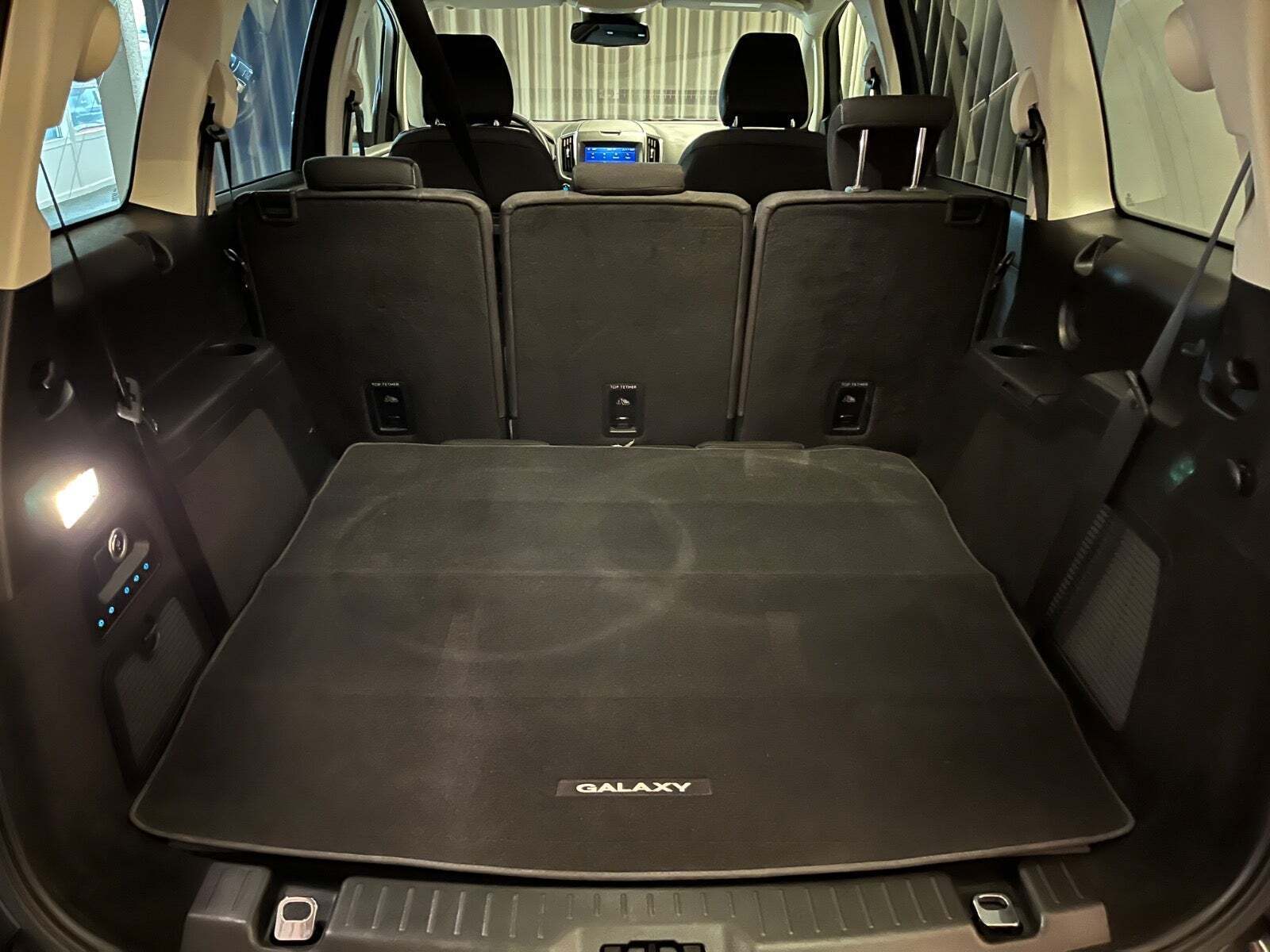 Grå Ford Galaxy fra 2022