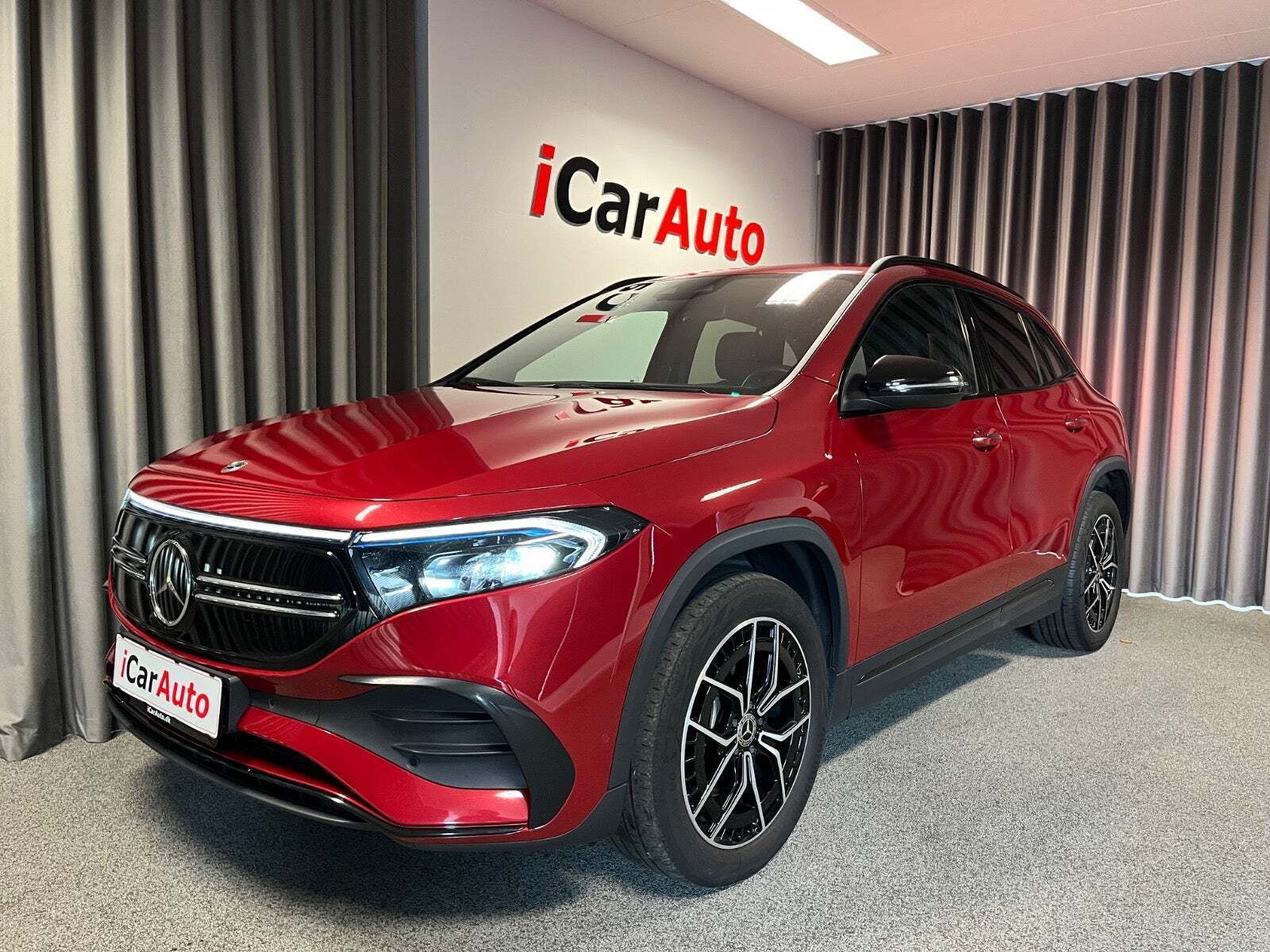 Rød Mercedes EQA250+ fra 2023 set udefra